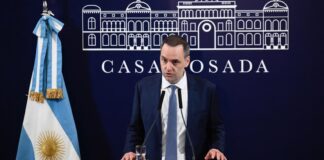 Milei prohíbe uso del lenguaje inclusivo en Argentina.