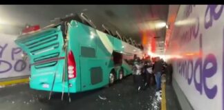 Suman 30 lesionados en bus turístico de doble piso al pasar puente en CDMX #Video