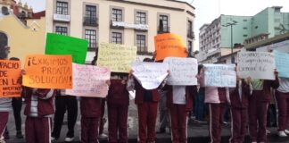 Se manifestaron para solicitar escrituras de su escuela secundaria “Jesús Reyes Heroles”