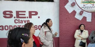 Ante incumplimiento de directora del CBTIS 13 madres de familia toman la escuela.