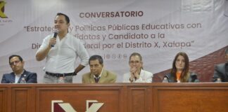 Américo Zúñiga confronta ideas con adversarias en la Universidad de Xalapa.