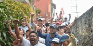 Américo Zúñiga escucha y dialoga con la población.