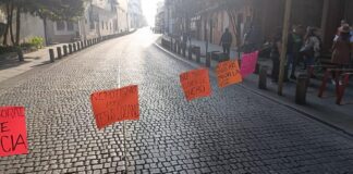 Acusan a asistente de servidor público de violencia de género.