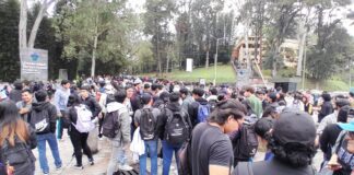 Estudiantes UV protestan con bloqueo por cancelación de preinscripción en Línea