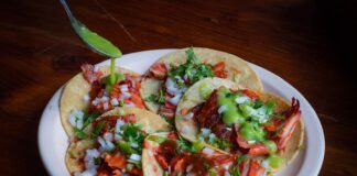 Alistan el día del taco en el parque Juárez en Xalapa.