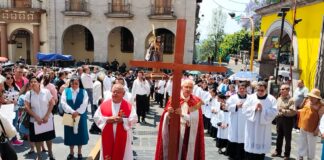 El Arzobispo de Xalapa presidió el viacrucis de la catedral metropolitana #Xalapa.
