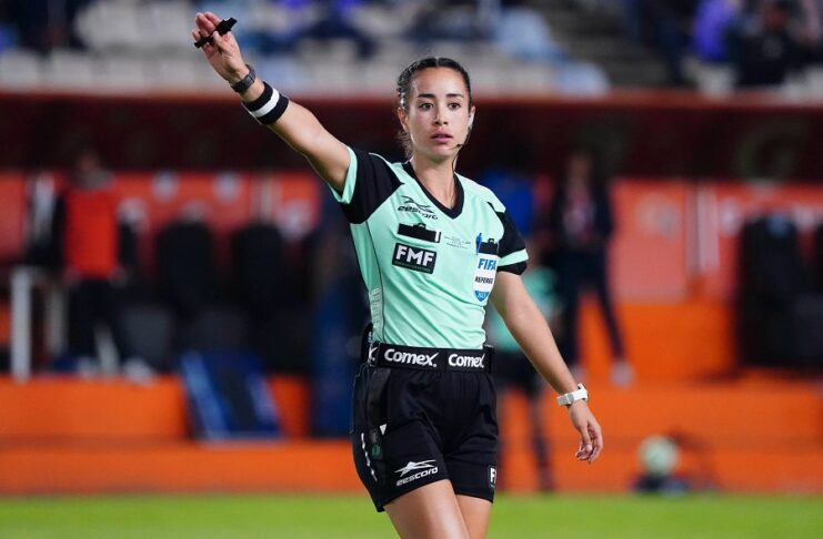 La árbitra mexicana Katia Itzel García debuta en un Mundial este domingo.