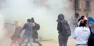 Marcha trans vandaliza Palacio Nacional tras ser gaseados. #Video