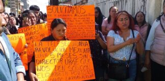 Madres de familia toman Telesecundaria “Revolución Mexicana” para exigir director.