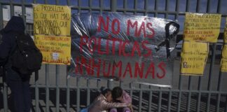 Denuncian promesas sin cumplir, omisiones y simulación, a un año del incendio en estación del INM