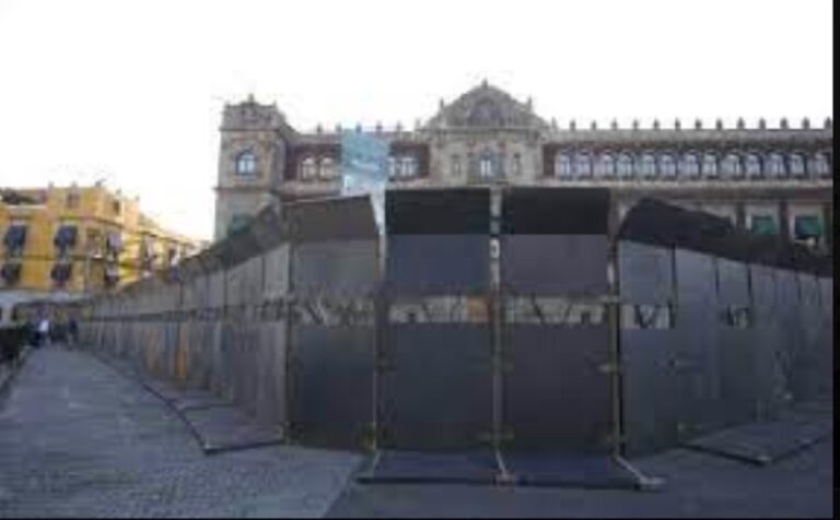 Amurallan Palacio Nacional para eludir reclamos de mujeres #8M  #CDMX #México