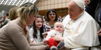 Aún hay mucho por hacer para que se reconozca la dignidad de la mujer: Papa Francisco .