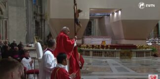 El Papa Francisco presidió la celebración de la Pasión del Señor en el Vaticano