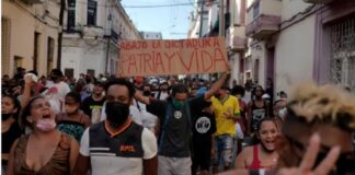 Mientras Cuba implota, Díaz Cannell acusa a EUA de mover las protestas.