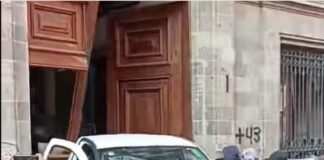 Harán cooperacha para reparar la puerta Mariana de Palacio Nacional.