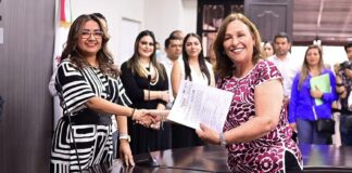 OPLE Veracruz recibe solicitud de registro de la aspirante a la candidatura por la Gubernatura Rocío Nahle García .