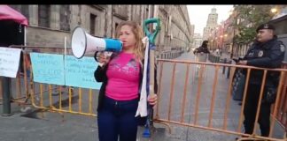 Madre buscadora Ceci Flores quiere entregar una pala a AMLO para que trabaje, y no la recibe.