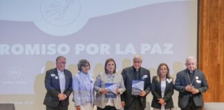 Xóchitl Gálvez firma Compromiso Nacional por la Paz y cuestiona a Sheinbaum sobre su postura