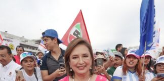 Xóchitl Gálvez firma ante notario no cancelar pensiones y que empiecen a los 60 años