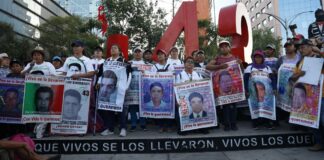 Reunión con AMLO sólo con abogados presentes, aclaran padres y madres de los 43