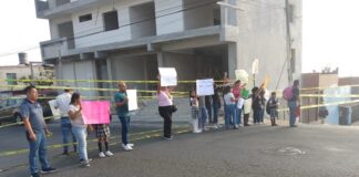 Alumnos y familiares toman calles para solicitar maestro para escuela primaria. #Xalapa