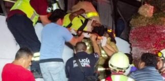 Choque entre tráiler y autobús de pasajeros deja al menos 40 heridos en la Córdoba- Veracruz