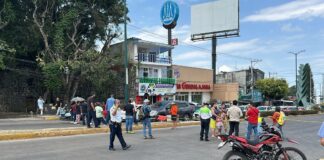 Vecinos de Álvaro Obregón bloquean avenida 20 de Noviembre en Xalapa por falta de agua.