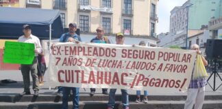 Ex trabajadores del seguro popular exigieron el pago de laudos por 67 millones de pesos.