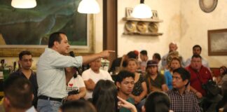 Jóvenes dialogan sobre sus inquietudes con Américo Zuñiga.