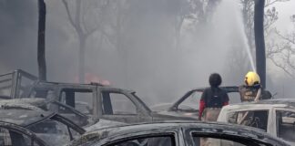 300 vehículos quemados en incendio de corralón en Emiliano Zapata #Veracruz