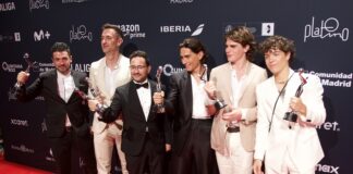 “La sociedad de la nieve” y la serie “Barrabrava” ganan los Premios Platino