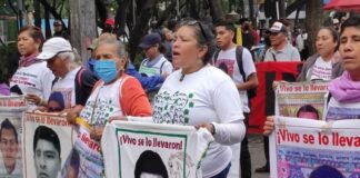 Nos quiere ver desgastados, pero seguiremos insistiendo: familiares de Ayotzinapa rumbo al Zócalo