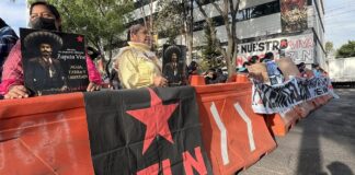 Protestan otomís para exigir restablecimiento de luz eléctrica en la Casa de los Pueblos.