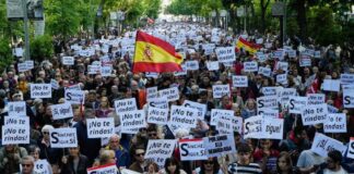 Miles de personas se manifiestan en Madrid para instar a Pedro Sánchez a no dimitir