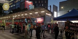 Martí Batres dice que el agua no hace daño. Vecinos no ceden