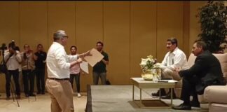 Javier Corral es increpado por uno de los políticos que encarceló y dice, torturó #Video