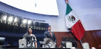 Minuto de silencio en memoria de Gisela Gaytán .