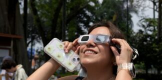 Observan eclipse solar desde el parque Juárez .