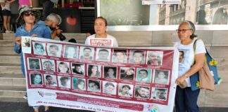 Integrantes del colectivo “Familiares Enlace Xalapa” pegaron fichas de sus desaparecido/as en centro histórico #Xalapa