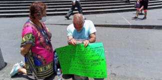 Maestro jubilado se encadena en tercer día de huelga de hambre .