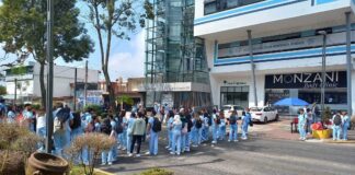 Protestan alumnos por maestro que corrieron por organizar fiesta con menores de edad.