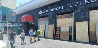 Protegen banco en Xalapa por temor a actos vandálicos por resultados del domingo.