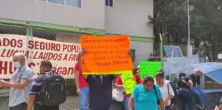 Extrabajadores del Seguro Popular protestan en SESVER en demanda de sus pagos.