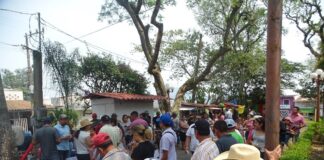 Se manifiestan en hospital de Teocelo por una presunta negligencia médica.