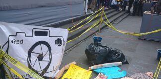 En desfile de 1 de mayo protesta hija de la asesinada periodista María Elena ferral en #Veracruz .