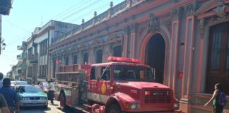 Evacuan a alumnos de la prepa Juárez por derrame de cianuro en el laboratorio.