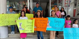 Madres de familia le exigen a Cuitláhuac García un maestro para Jalancingo #Veracruz