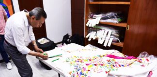 Maestro René Ordoñez entrega colección de indumentaria tradicional al ayuntamiento de Xalapa