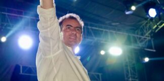 Junto a miles de ciudadanos, Pepe Yunes cierra campaña regional en zona centro.