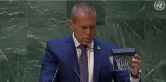 Embajador de Israel hace pedazos la Carta de la ONU frente a la Asamblea General.